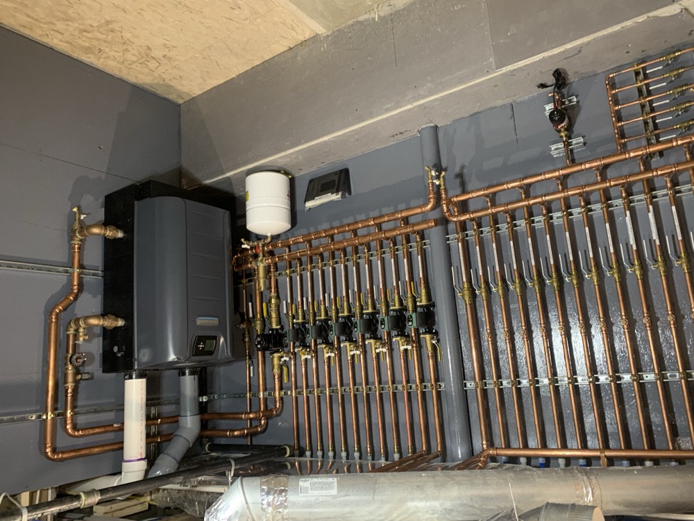 Wall-hung boiler with clean copper distribution piping